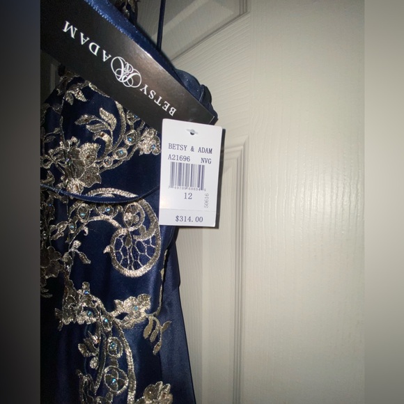 Dress - Picture 6 of 8